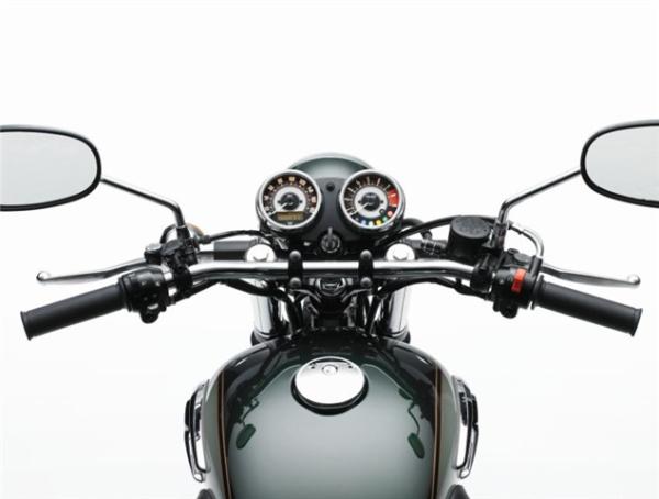 2011 Kawasaki W800 pics and specs