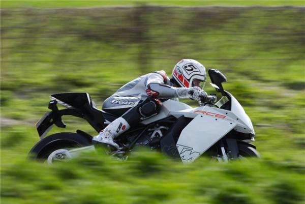 KTM RC8 vs. Ducati 1098 - Euro Fighters