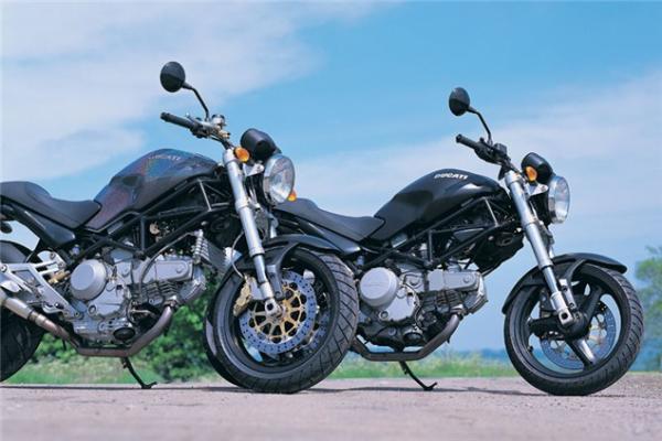 Road Test: Ducati M600 Dark V M900 Metallic