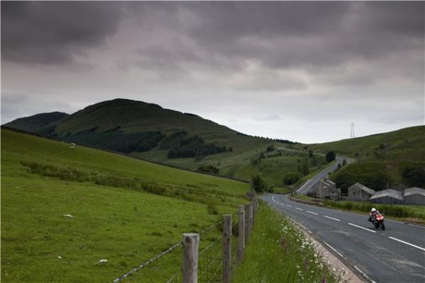 Aprilia RSV4 Factory vs. Cumbria