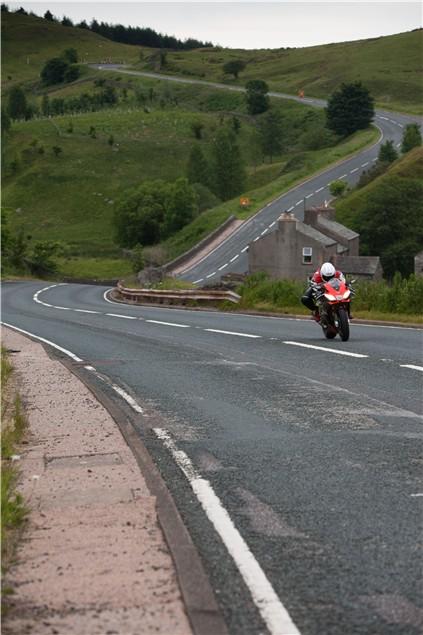 Aprilia RSV4 Factory vs. Cumbria