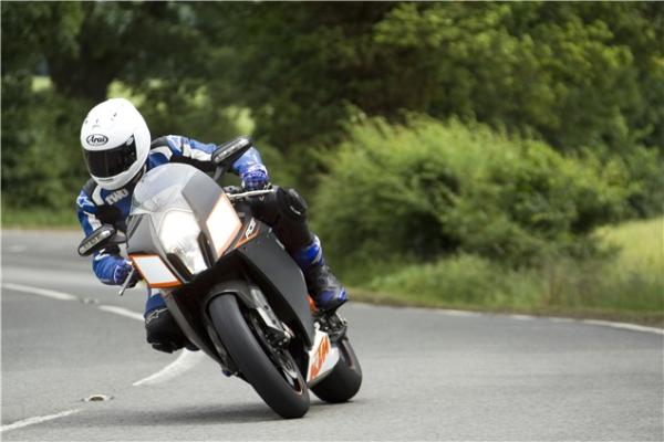 KTM RC8R vs. Corby Glen