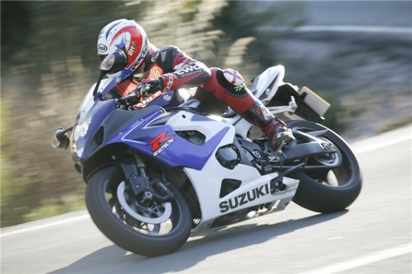 Road Test: CBR1000RR v ZX-10R v GSX-R1000K6 v R1