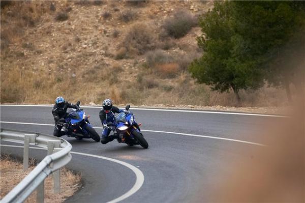 Splitting heirs: Yamaha YZF-R6 2005 vs. 2006