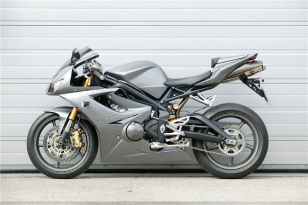 Road Test: Ducati 749 v GSX-R750 K6 v 675 Daytona