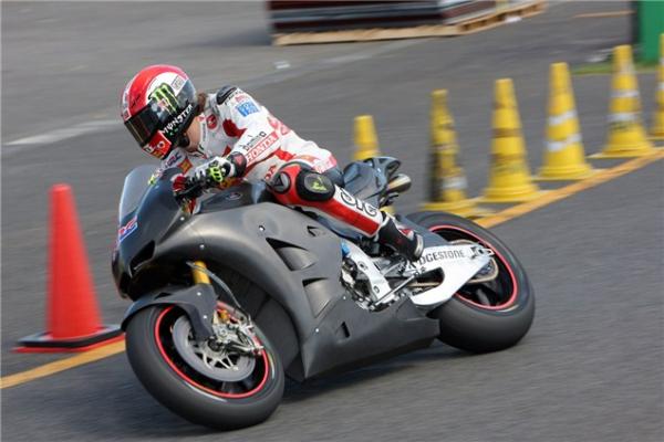 Simoncelli tests 1000cc Honda at Motegi