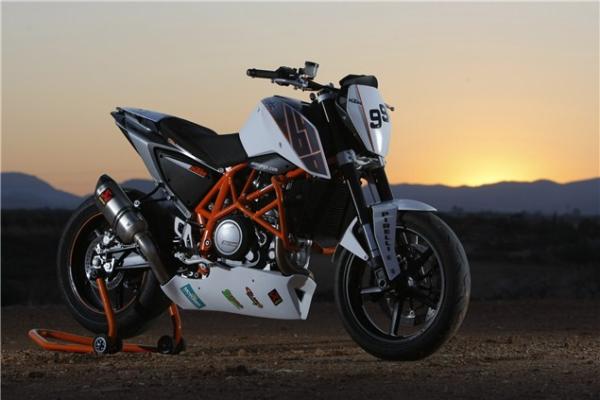 Walk-round of KTM's race 690 Duke