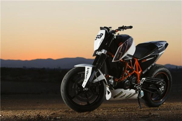 Walk-round of KTM's race 690 Duke