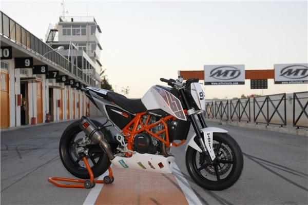 Walk-round of KTM's race 690 Duke