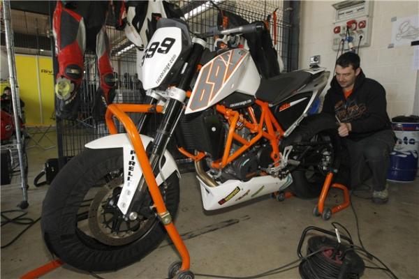 Walk-round of KTM's race 690 Duke