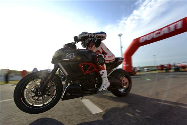 Bayliss beats Rossi in Diavel drag race