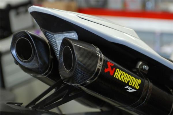 Used: Akrapovic R1 Slip-on Carbon cans