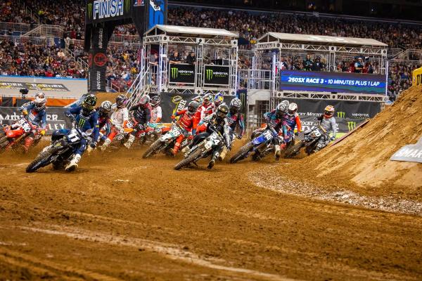 2022 St. Louis Supercross, 250SX race start. - Simon Cudby/Husqvarna Media.