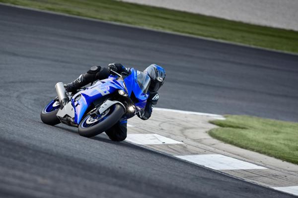 Yamaha R6 taking a corner