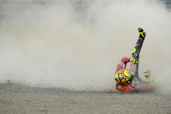 Rossi breaks little finger