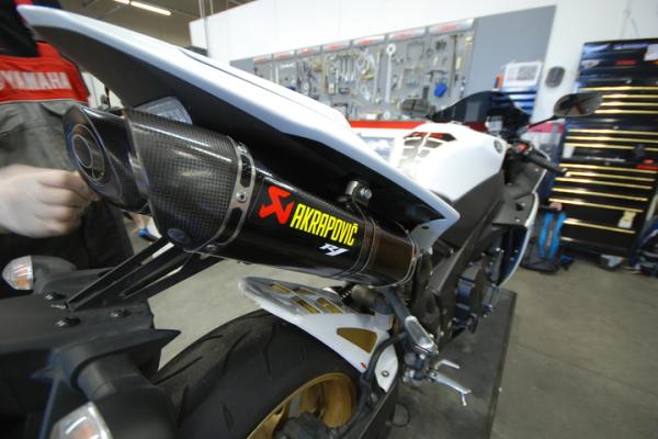 Used: Akrapovic R1 Slip-on Carbon cans