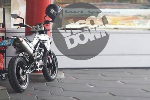 KTM Duke-based supermoto spied