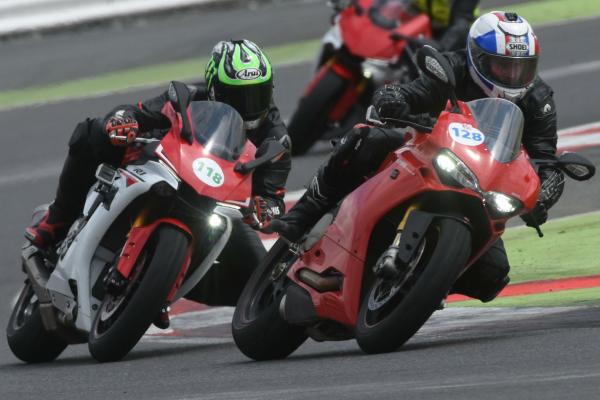 Back-to-back test: Yamaha R1 vs Ducati 1299 Panigale S (2015)