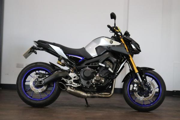 Yamaha MT-09 SP - side