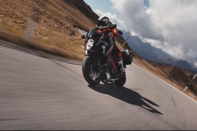 Video: KTM 1290 Super Duke GT in action