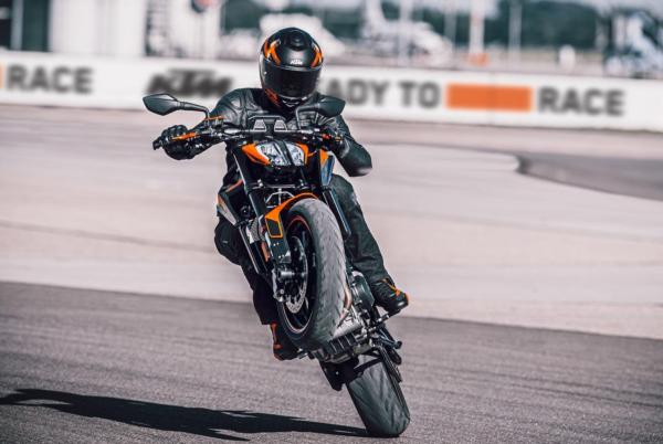 KTM 890 DUKE - Action (2).jpg