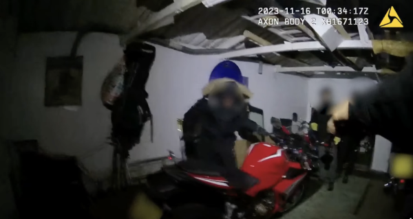 Bodycam shows police dog and handler catching motorcycle thieves