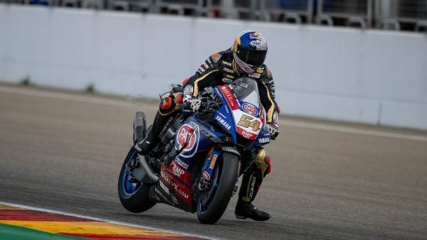 Toprak Razgatlioglu braking for turn one in the Aragon Yamaha WSBK test, 2022. 