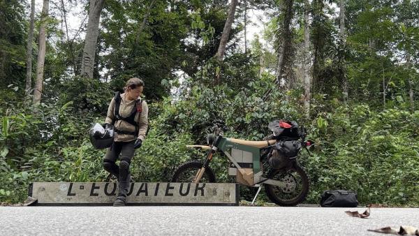 Sinje Gottwald at the equator with Cake Kalk AP