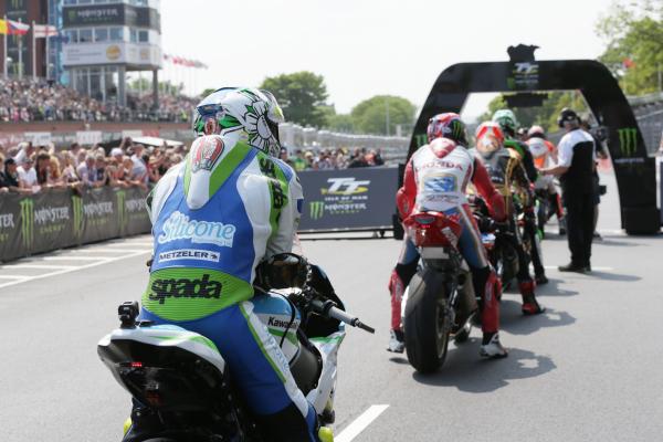 2018 Superstock TT start. - IOMTT Races.