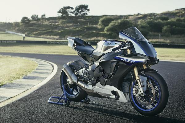 Yamaha R1M black