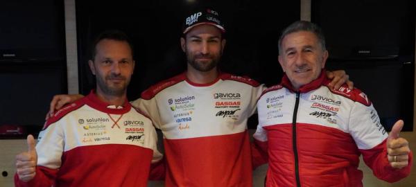 Mattia Pasini between (left) Gino Borsoi and (right) Jorge "Aspar" Martinez. - Aspar Team