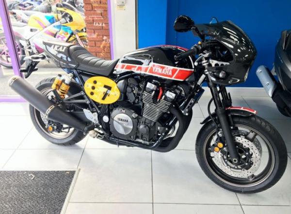 Yamaha XJR1300 Racer Barry Sheene Rep