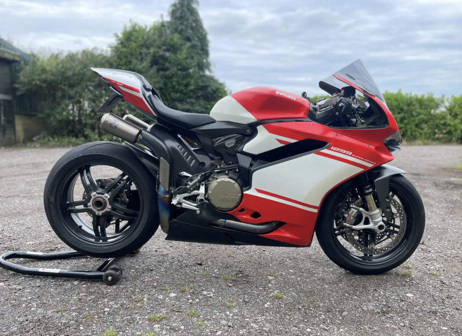 Ducati 1299 Superleggera - side