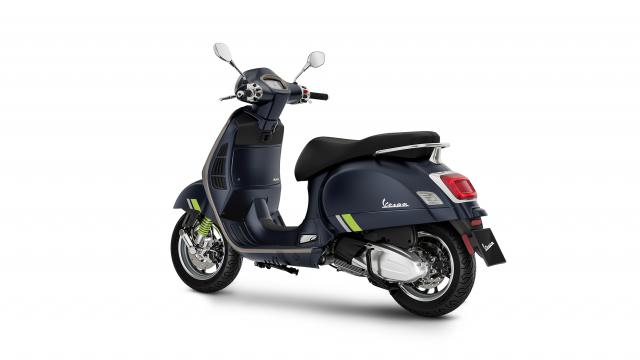 GTS SuperTech scooter in black