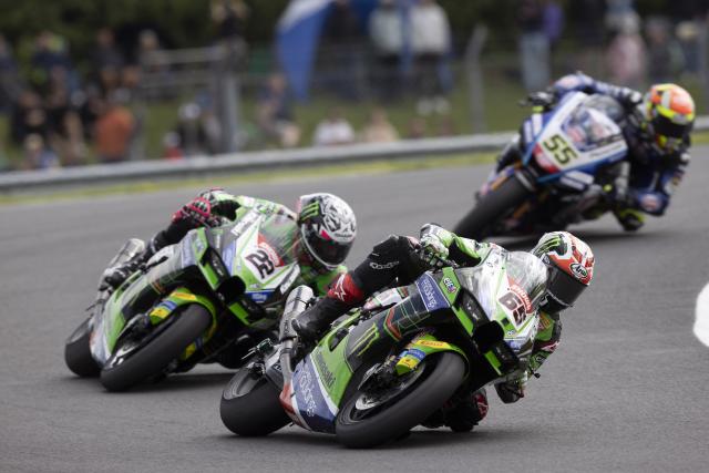 Jonathan Rea leads Alex Lowes, 2023 UK WorldSBK. - Gold and Goose