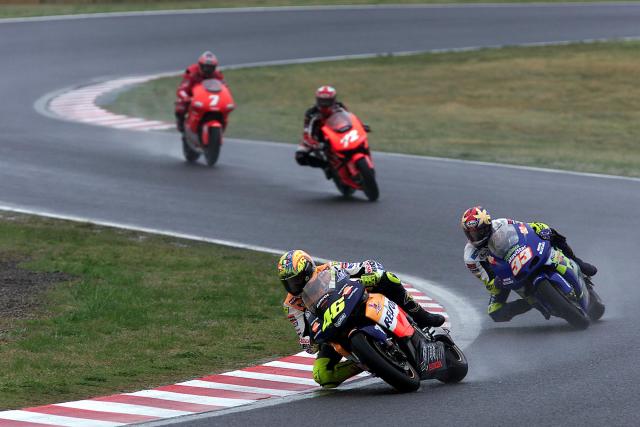 Valentino Rossi leads 2002 MotoGP Japanese Grand Prix. - Gold and Goose