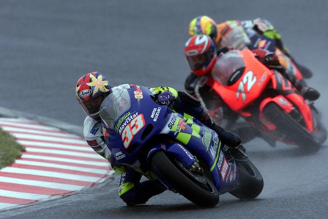 Akira Ryo lead 2002 MotoGP Japanese Grand Prix. - Gold and Goose