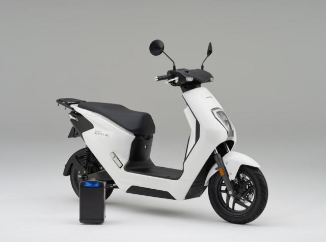 2023 Honda EM1 e with battery removed and stood next to scooter. - Honda
