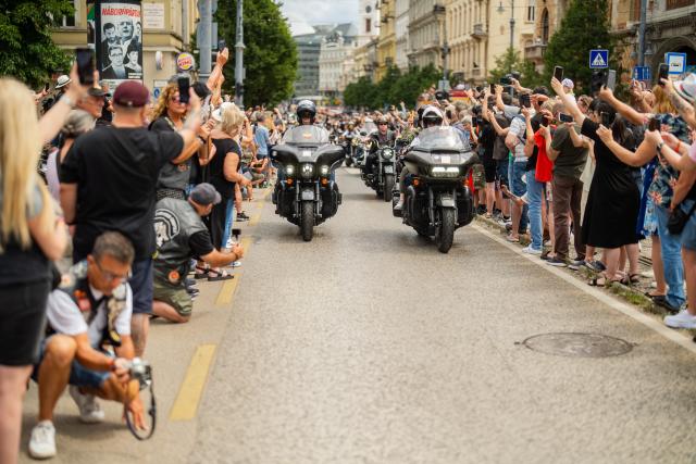 Fans watch as 7,000 Harley-Davidsons ride through Budapest