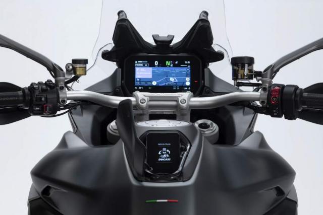 The TFT screen on the Multistrada V4