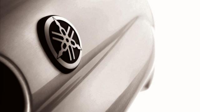 Yamaha logo on fuel tank