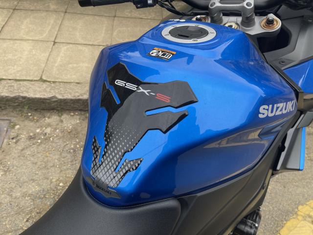 the fuel tank and seat of the GSX-S1000GT