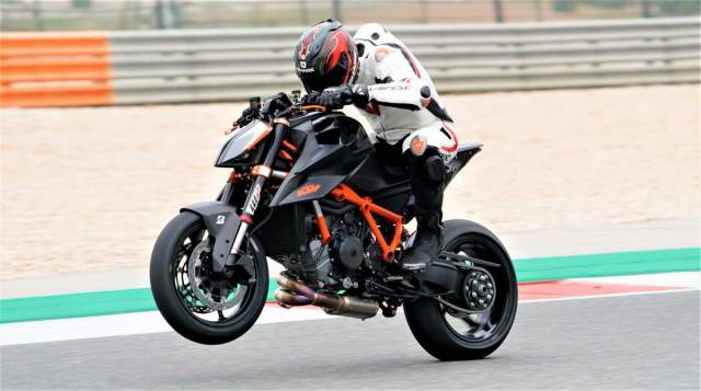 Ducati streetfighter v4 vs deals ktm super duke r