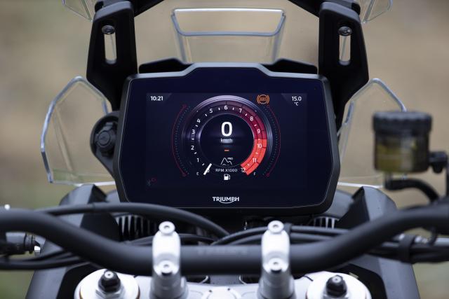 The TFT dash of a Tiger 900
