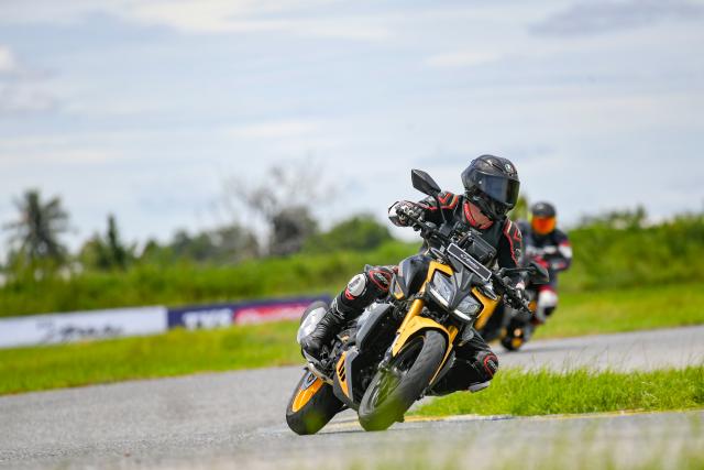 The Apache RTR 310 being ridden on track