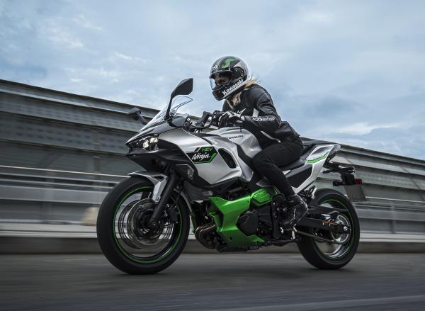Kawasaki Ninja 7 Hybrid - riding