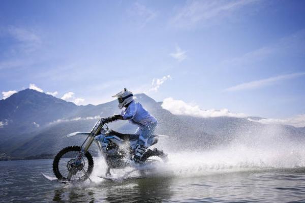 Italian nutter sets world lake-riding record