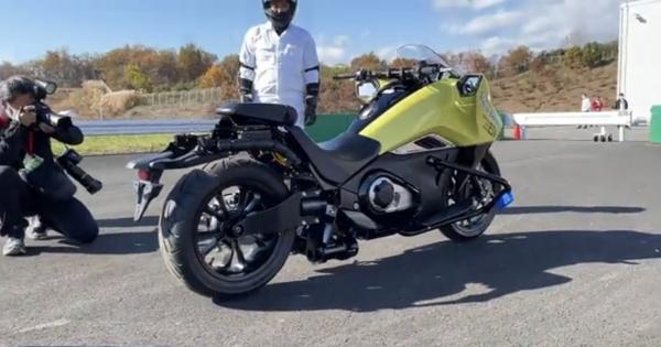 Honda self righting motorcycle balances by itself