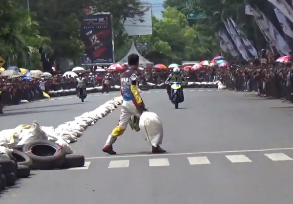 Indonesian scooter racer takes out competitor with sandbag
