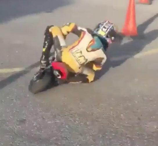 VIDEO: Mini Moto rider knows how to get his knee down